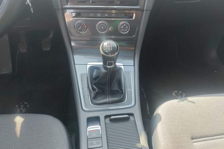 Used Volkswagen Golf 2017 230TSI Manual Comfort Edition – Celebrating Milestone of One Million Units Gear Lever
