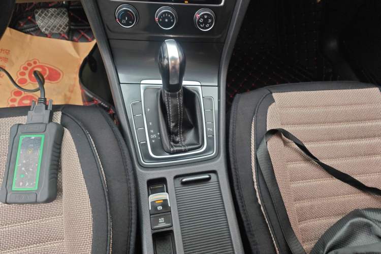 Used Volkswagen Golf 2017 1.6L Automatic Comfort Million-Vehicle Anniversary Edition Gear Lever