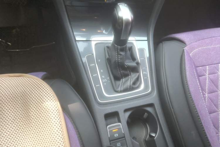 Used Volkswagen Golf 2017 230TSI Automatic Comfort Edition – Celebrating Milestone of One Million Units Gear Lever