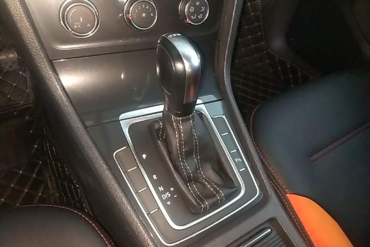 Used Volkswagen Golf 2017 230TSI Automatic Comfort Edition – Celebrating Milestone of One Million Units Gear Lever
