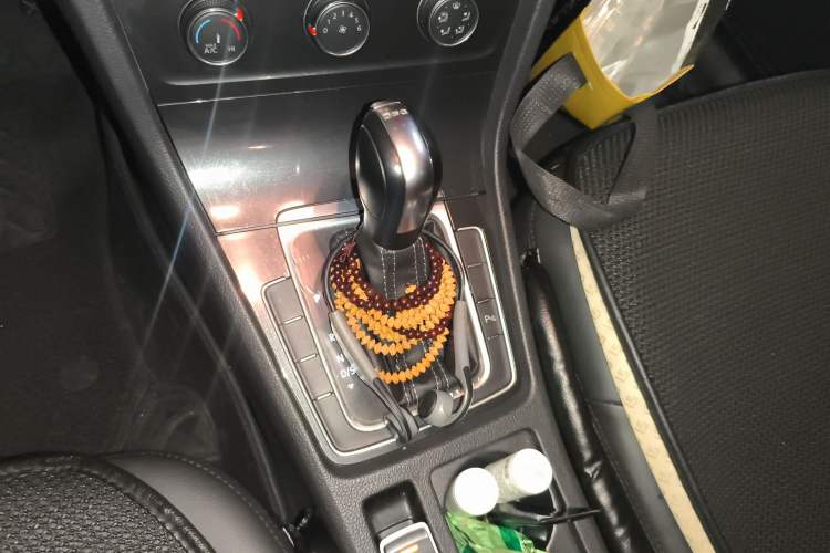 Used Volkswagen Golf 2017 230TSI Automatic Comfort Edition – Celebrating Milestone of One Million Units Gear Lever