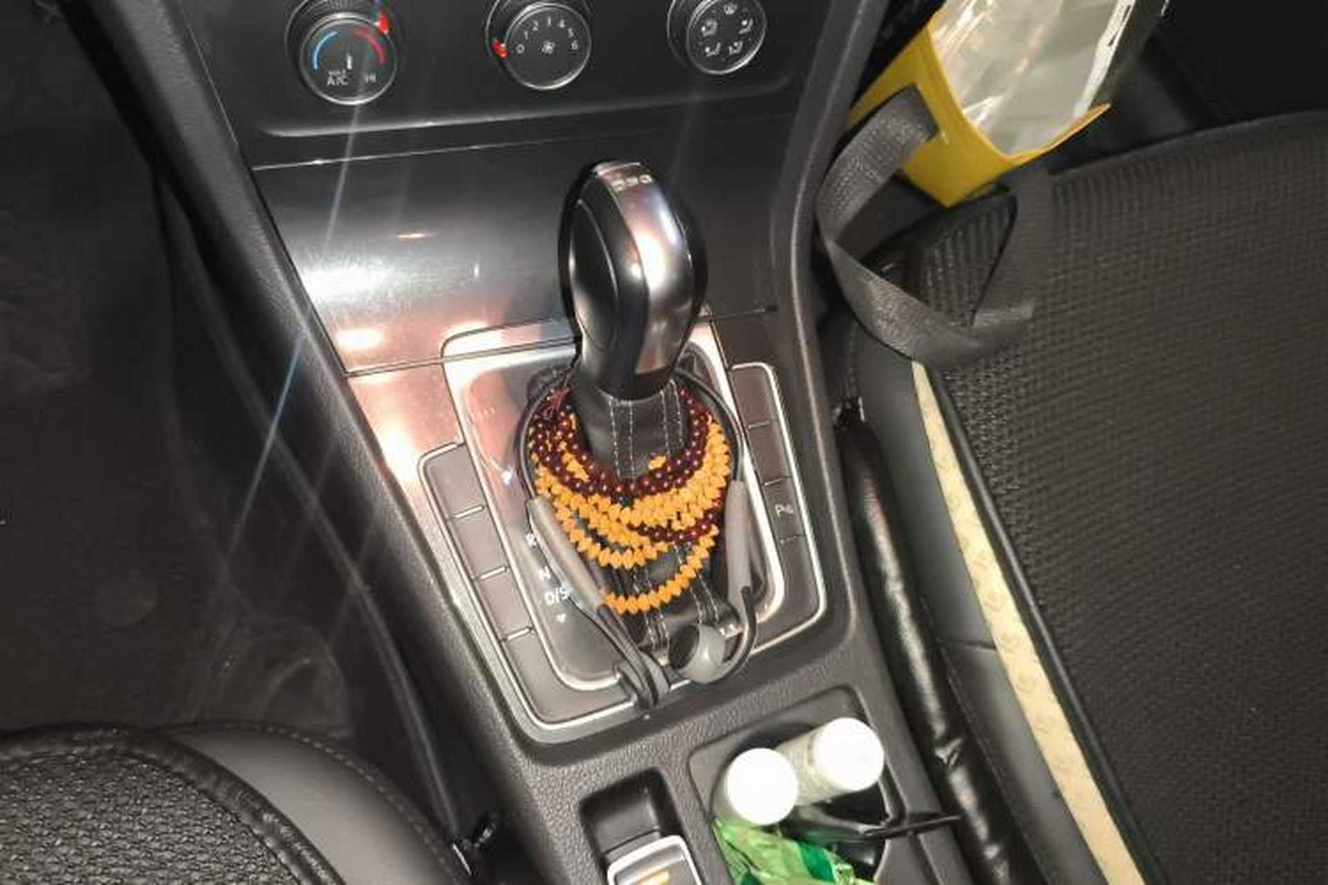 Used Volkswagen Golf 2017 230TSI Automatic Comfort Edition – Celebrating Milestone of One Million Units Gear Lever