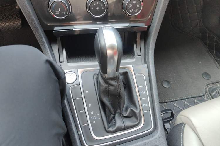 Used Volkswagen Golf 2017 230TSI Automatic Luxury Million-Vehicle Commemorative Edition Gear Lever
