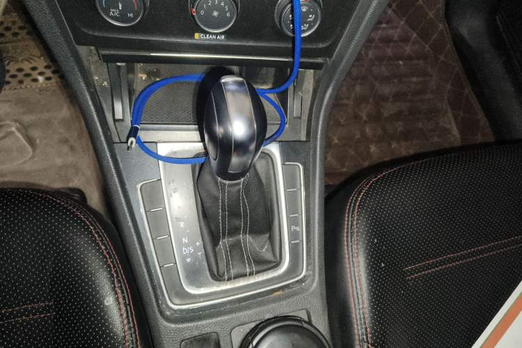 Used Volkswagen Golf 2017 1.6L Automatic Comfort Million-Vehicle Anniversary Edition Gear Lever