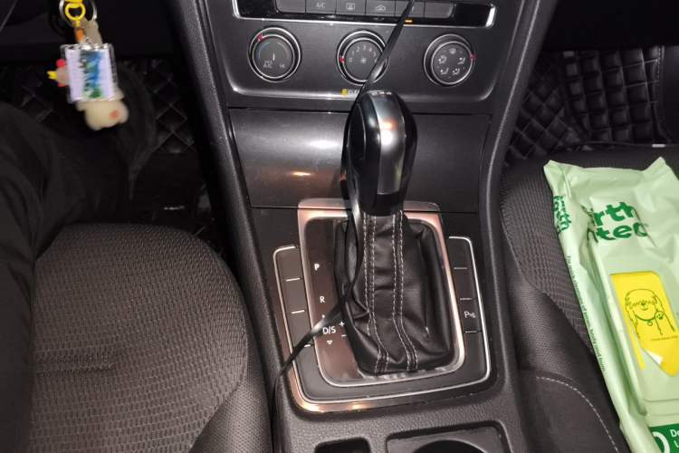 Used Volkswagen Golf 2017 230TSI Automatic Comfort Edition – Celebrating Milestone of One Million Units Gear Lever