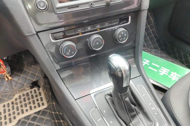 Used Volkswagen Golf 2017 1.6L Automatic Comfort Million-Vehicle Anniversary Edition Gear Lever
