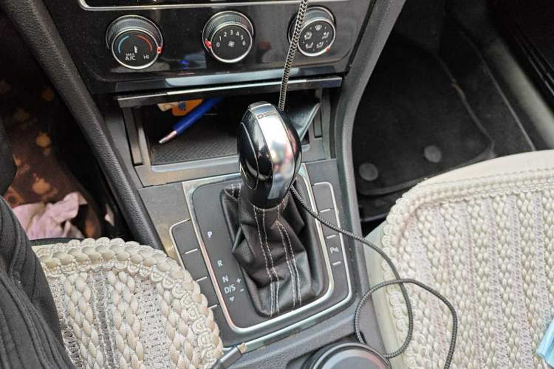 Used Volkswagen Golf 2017 230TSI Automatic Comfort Edition – Celebrating Milestone of One Million Units Gear Lever