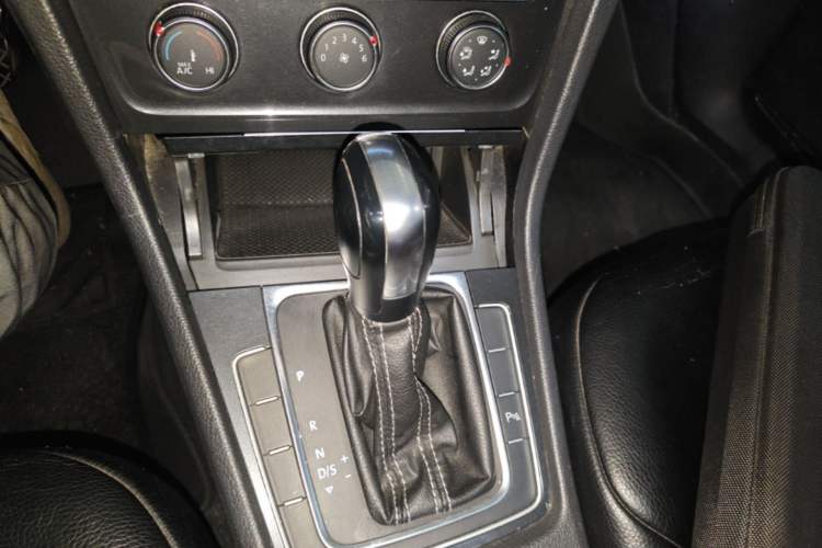 Used Volkswagen Golf 2017 1.6L Automatic Comfort Million-Vehicle Anniversary Edition Gear Lever