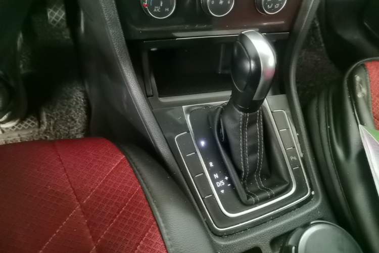 Used Volkswagen Golf 2017 1.6L Automatic Comfort Million-Vehicle Anniversary Edition Gear Lever