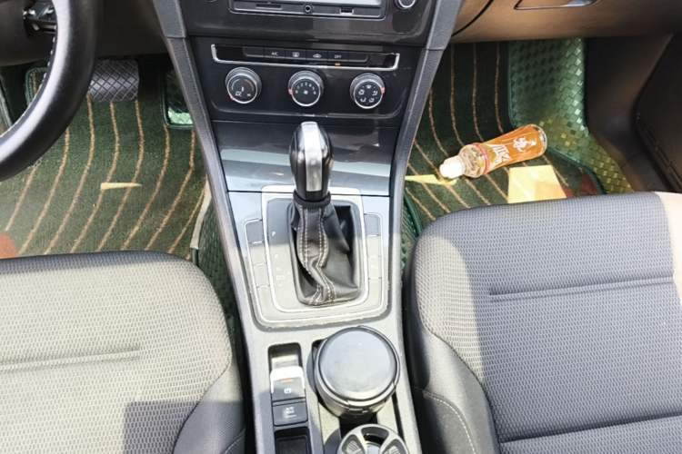 Used Volkswagen Golf 2017 230TSI Automatic Comfort Edition – Celebrating Milestone of One Million Units Gear Lever