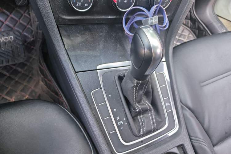 Used Volkswagen Golf 2017 230TSI Automatic Comfort Edition – Celebrating Milestone of One Million Units Gear Lever