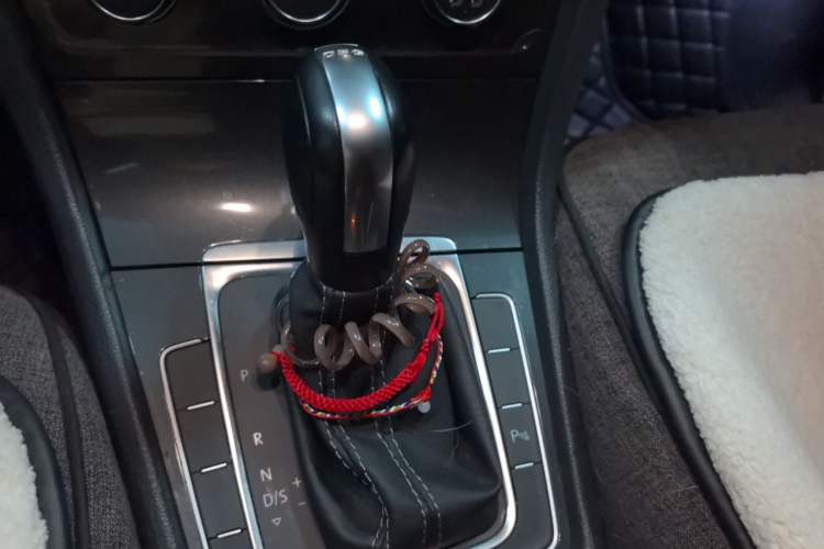 Used Volkswagen Golf 2017 230TSI Automatic Comfort Edition – Celebrating Milestone of One Million Units Gear Lever