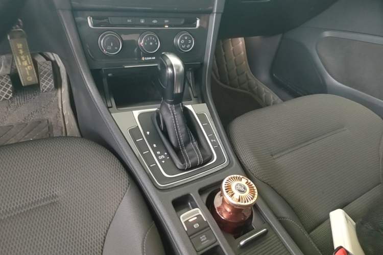Used Volkswagen Golf 2017 1.6L Automatic Comfort Million-Vehicle Anniversary Edition Gear Lever