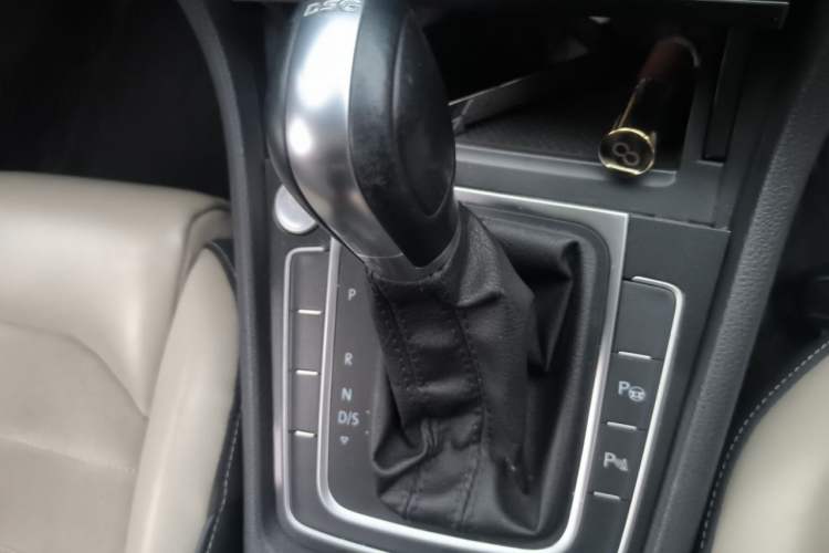 Used Volkswagen Golf 2017 230TSI Automatic Luxury Million-Vehicle Commemorative Edition Gear Lever