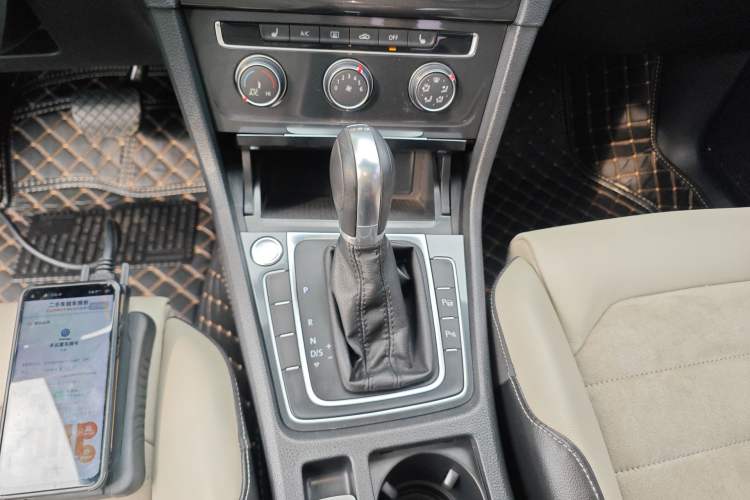Used Volkswagen Golf 2017 230TSI Automatic Luxury Million-Vehicle Commemorative Edition Gear Lever