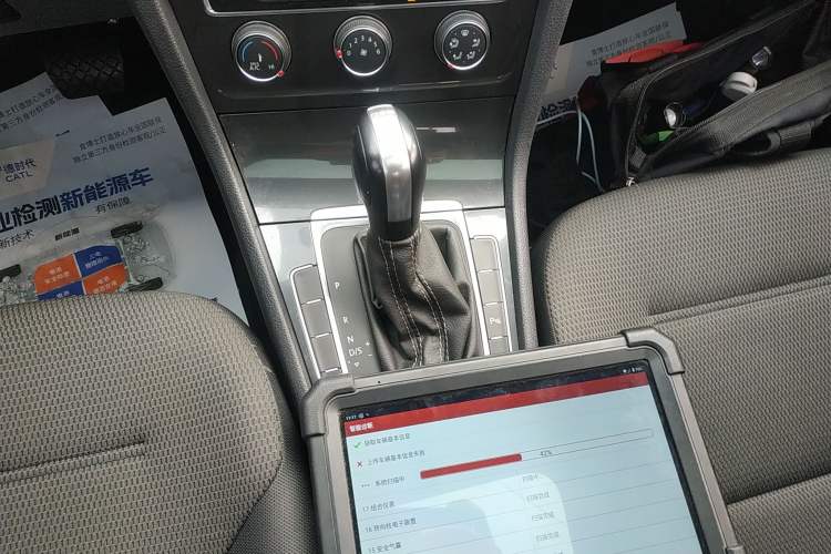 Used Volkswagen Golf 2017 230TSI Automatic Comfort Edition – Celebrating Milestone of One Million Units Gear Lever