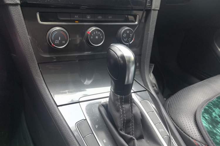 Used Volkswagen Golf 2017 1.6L Automatic Comfort Million-Vehicle Anniversary Edition Gear Lever