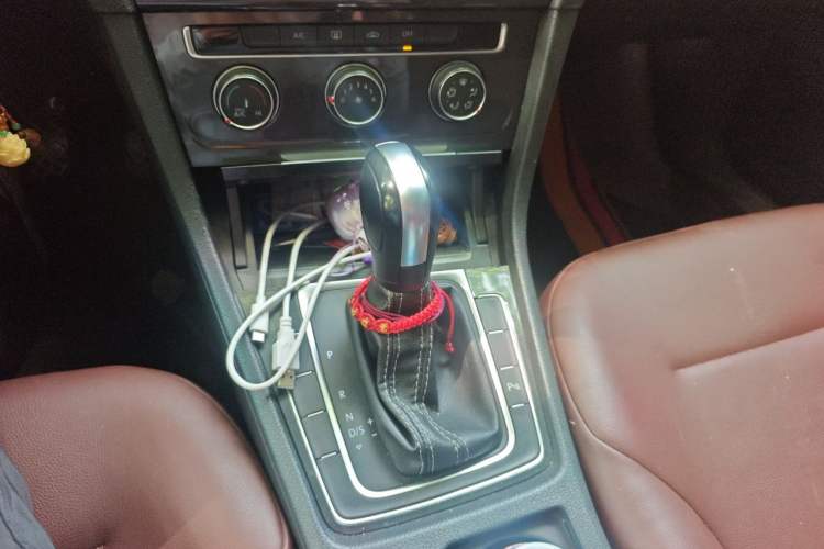 Used Volkswagen Golf 2017 1.6L Automatic Comfort Million-Vehicle Anniversary Edition Gear Lever