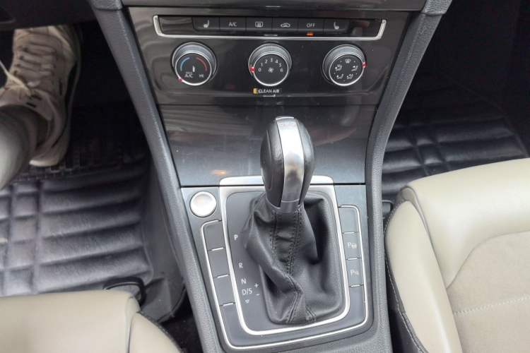 Used Volkswagen Golf 2017 230TSI Automatic Luxury Million-Vehicle Commemorative Edition Gear Lever