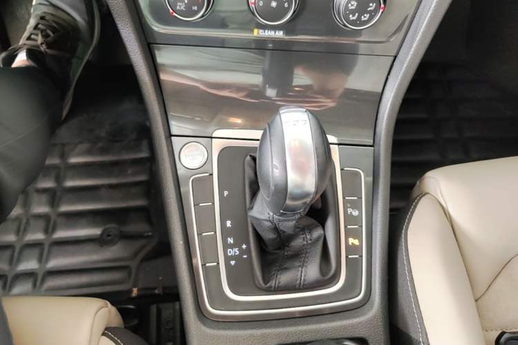 Used Volkswagen Golf 2017 230TSI Automatic Luxury Million-Vehicle Commemorative Edition Gear Lever