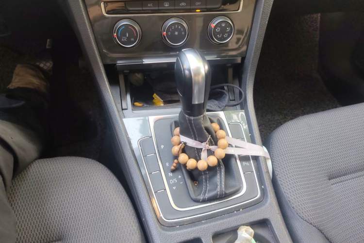 Used Volkswagen Golf 2017 1.6L Automatic Comfort Million-Vehicle Anniversary Edition Gear Lever
