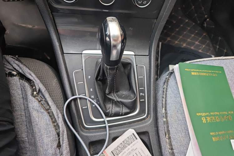 Used Volkswagen Golf 2017 230TSI Automatic Comfort Edition – Celebrating Milestone of One Million Units Gear Lever