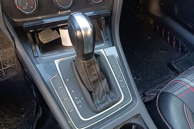 Used Volkswagen Golf 2017 230TSI Automatic Comfort Edition – Celebrating Milestone of One Million Units Gear Lever