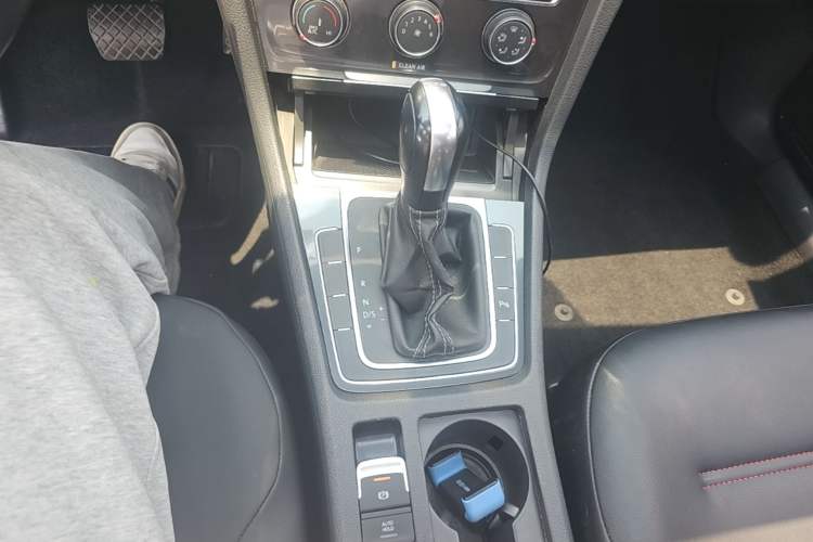 Used Volkswagen Golf 2017 230TSI Automatic Comfort Edition – Celebrating Milestone of One Million Units Gear Lever