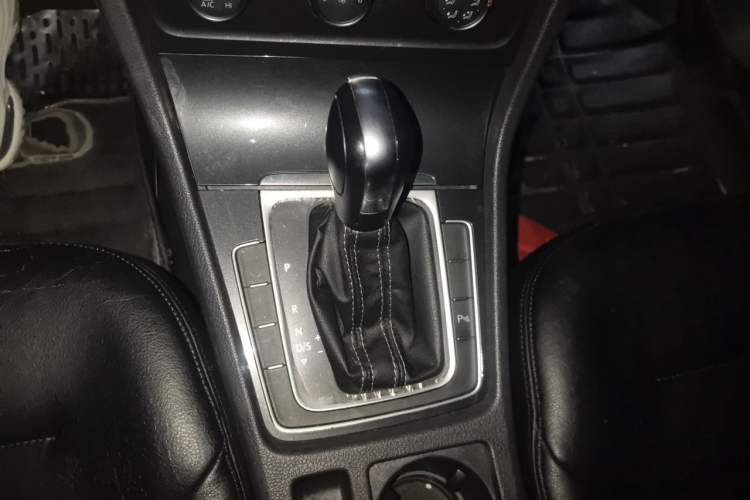 Used Volkswagen Golf 2017 1.6L Automatic Comfort Million-Vehicle Anniversary Edition Gear Lever