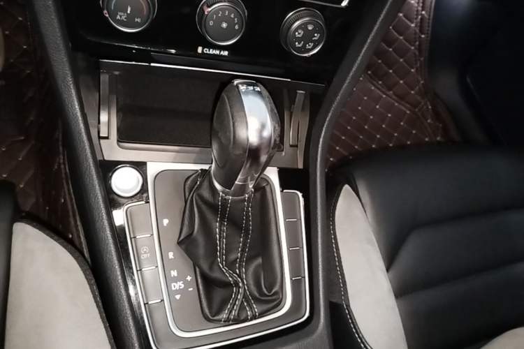 Used Volkswagen Golf 2017 280TSI Automatic R-Line Million-Vehicle Commemorative Edition Gear Lever