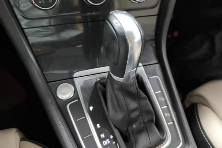 Used Volkswagen Golf 2017 230TSI Automatic Luxury Million-Vehicle Commemorative Edition Gear Lever