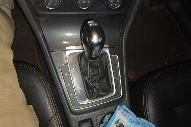 Used Volkswagen Golf 2017 230TSI Automatic Comfort Edition – Celebrating Milestone of One Million Units Gear Lever