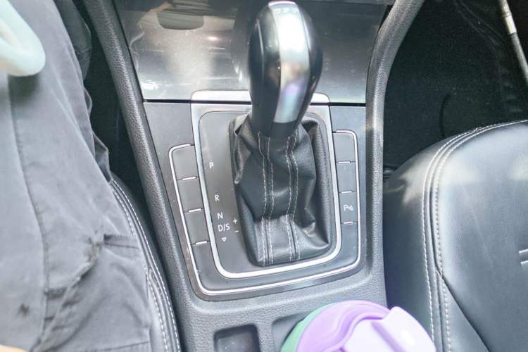 Used Volkswagen Golf 2017 230TSI Automatic Comfort Edition – Celebrating Milestone of One Million Units Gear Lever
