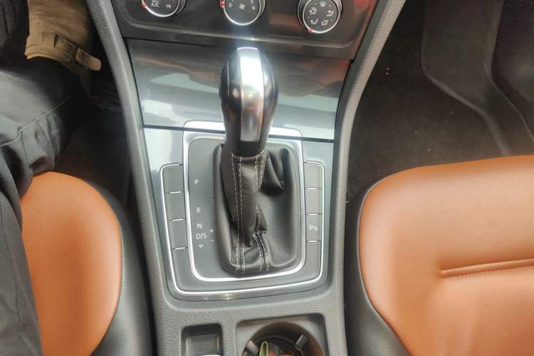 Used Volkswagen Golf 2017 1.6L Automatic Comfort Million-Vehicle Anniversary Edition Gear Lever