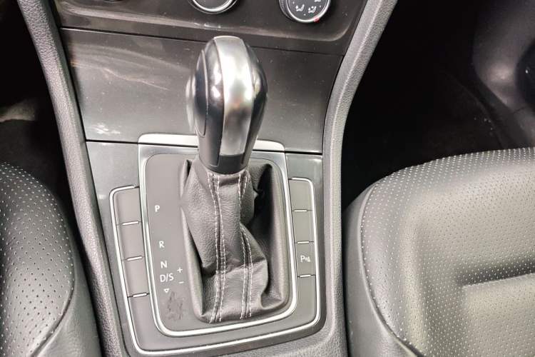 Used Volkswagen Golf 2017 1.6L Automatic Comfort Million-Vehicle Anniversary Edition Gear Lever