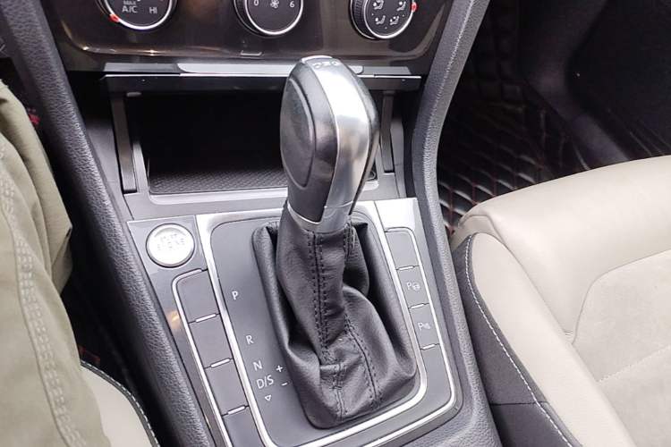 Used Volkswagen Golf 2017 230TSI Automatic Luxury Million-Vehicle Commemorative Edition Gear Lever