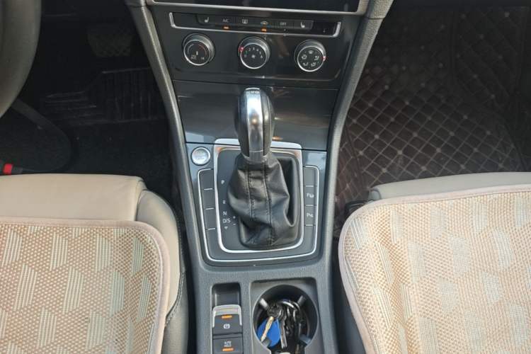 Used Volkswagen Golf 2017 230TSI Automatic Luxury Million-Vehicle Commemorative Edition Gear Lever