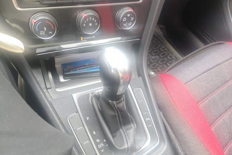 Used Volkswagen Golf 2017 230TSI Automatic Comfort Edition – Celebrating Milestone of One Million Units Gear Lever