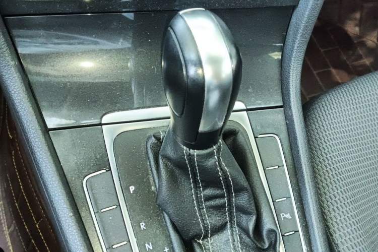 Used Volkswagen Golf 2017 1.6L Automatic Comfort Million-Vehicle Anniversary Edition Gear Lever