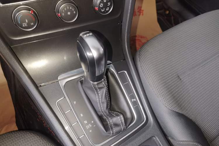 Used Volkswagen Golf 2017 230TSI Automatic Comfort Edition – Celebrating Milestone of One Million Units Gear Lever