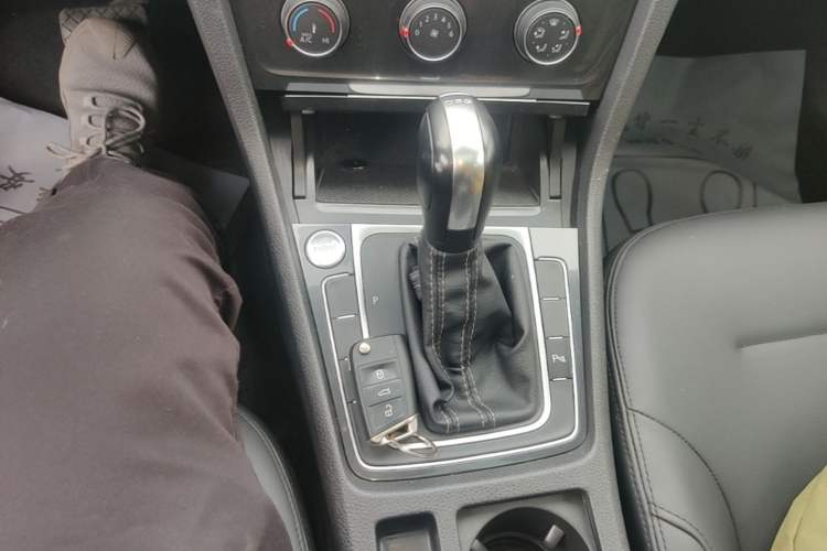 Used Volkswagen Golf 2017 230TSI Automatic Comfort Edition – Celebrating Milestone of One Million Units Gear Lever