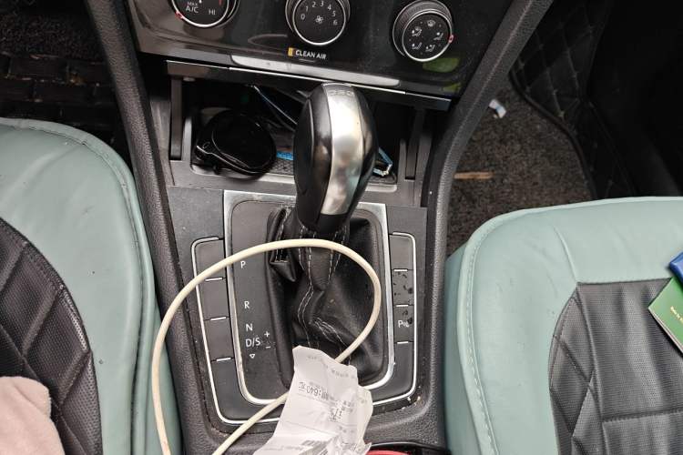 Used Volkswagen Golf 2017 230TSI Automatic Comfort Edition – Celebrating Milestone of One Million Units Gear Lever