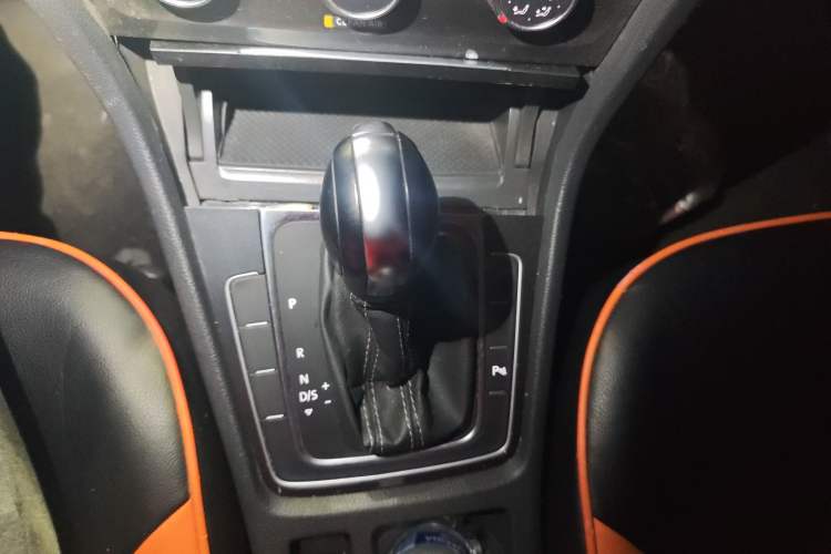 Used Volkswagen Golf 2017 1.6L Automatic Comfort Million-Vehicle Anniversary Edition Gear Lever