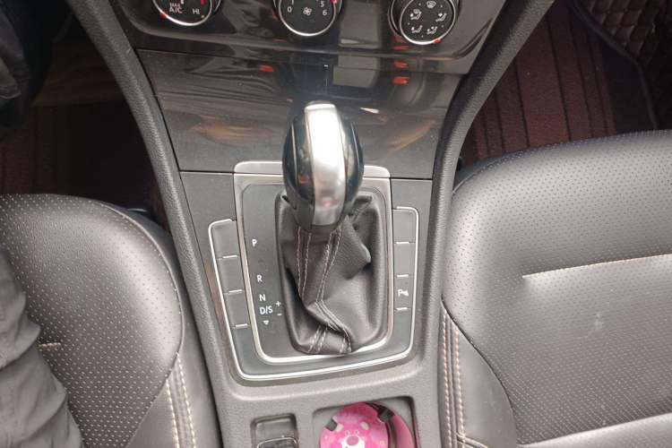 Used Volkswagen Golf 2017 1.6L Automatic Comfort Million-Vehicle Anniversary Edition Gear Lever