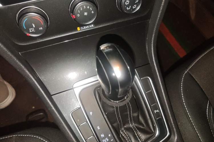 Used Volkswagen Golf 2017 1.6L Automatic Comfort Million-Vehicle Anniversary Edition Gear Lever