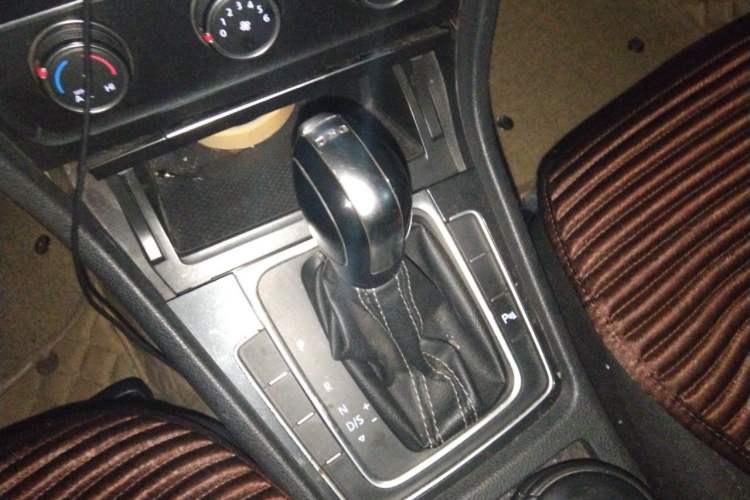 Used Volkswagen Golf 2017 230TSI Automatic Comfort Edition – Celebrating Milestone of One Million Units Gear Lever