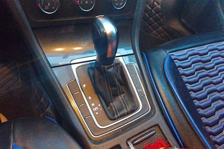 Used Volkswagen Golf 2017 1.6L Automatic Comfort Million-Vehicle Anniversary Edition Gear Lever