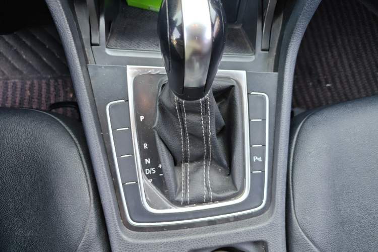 Used Volkswagen Golf 2017 1.6L Automatic Comfort Million-Vehicle Anniversary Edition Gear Lever