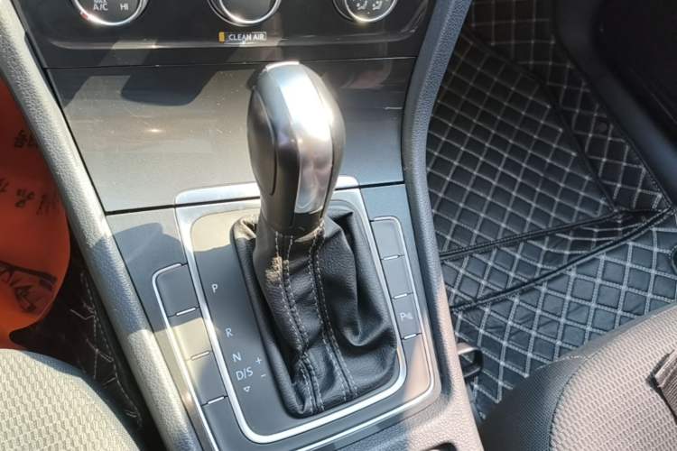 Used Volkswagen Golf 2017 1.6L Automatic Comfort Million-Vehicle Anniversary Edition Gear Lever