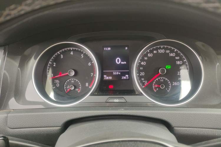 Used Volkswagen Golf 2017 230TSI Automatic Comfort Edition – Celebrating Milestone of One Million Units Instrument Cluster